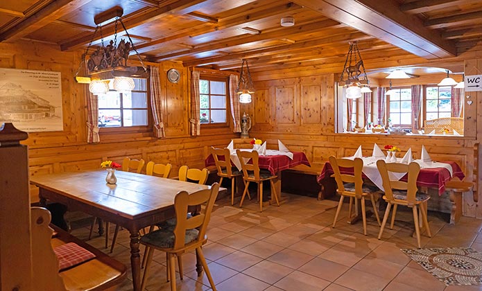 Gemütliche Gaststube im Schwarzwälder Stil