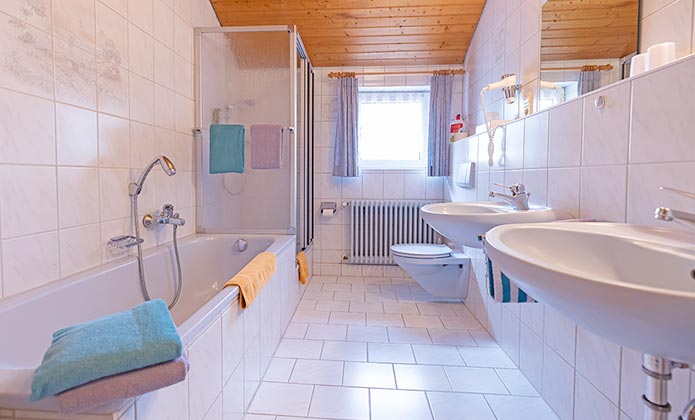 Bad mit Dusche, Badewanne und WC